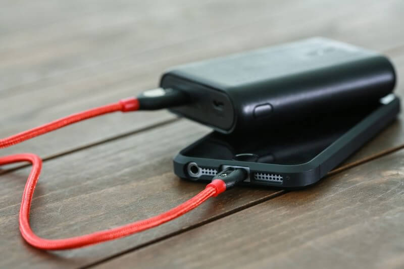スマホ充電中