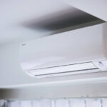 白いエアコン