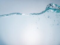 揺れる水